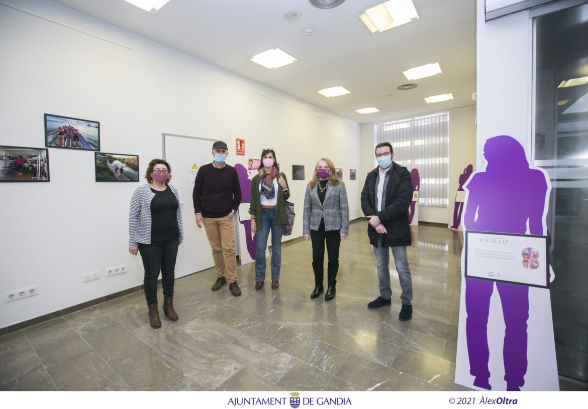 Gandia visibilitza el paper de la dona en l'esport amb l'exposició fotogràfica 'Remant Juntes'.