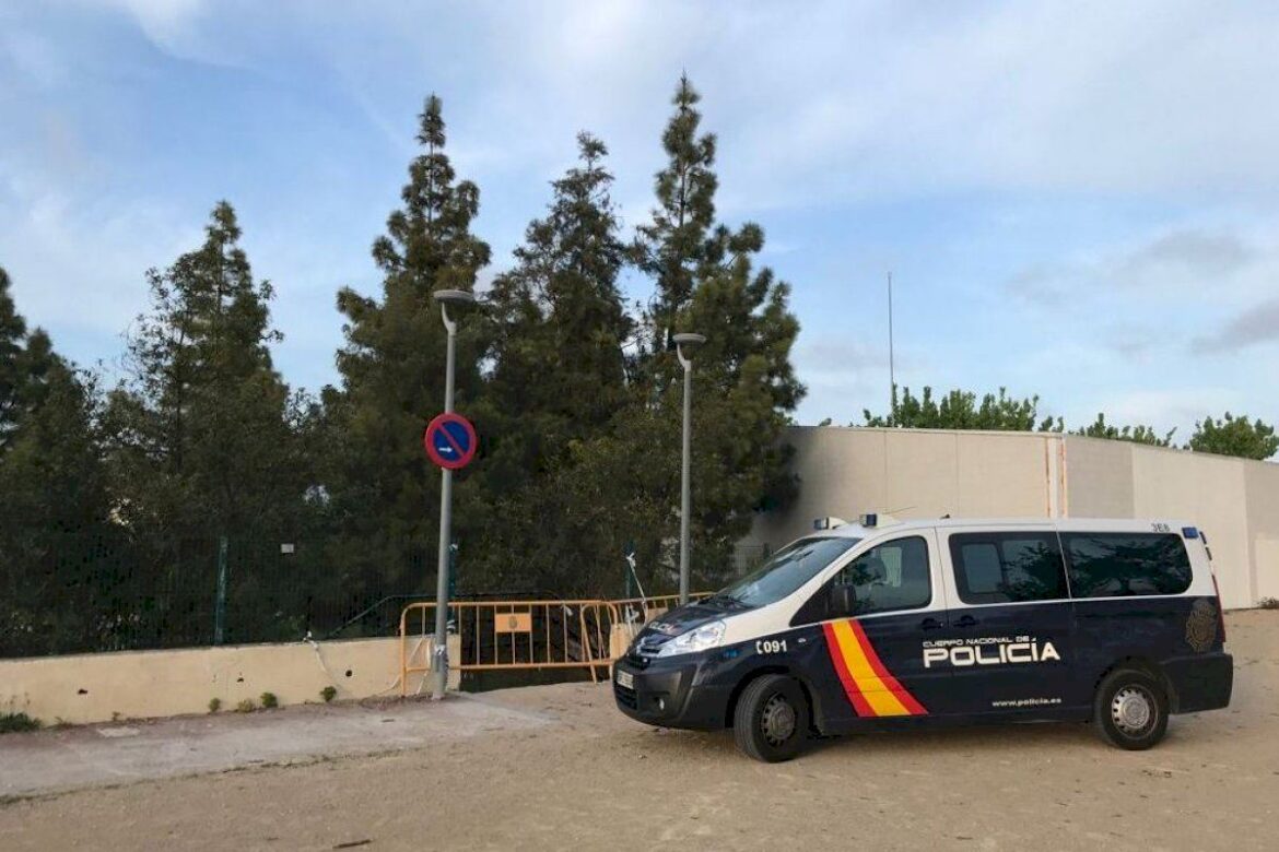 Jóvenes han sido descubiertos bebiendo y sin mascarillas, hasta que actuó la policía Nacional y local.